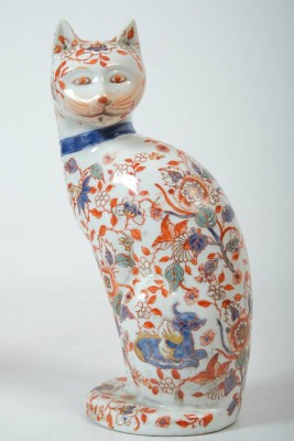 KATZE, Imari-Porzellan, weißer Fond, polychrom bemalt, Japan, 26x10x6cm, 19. Jahrhundert