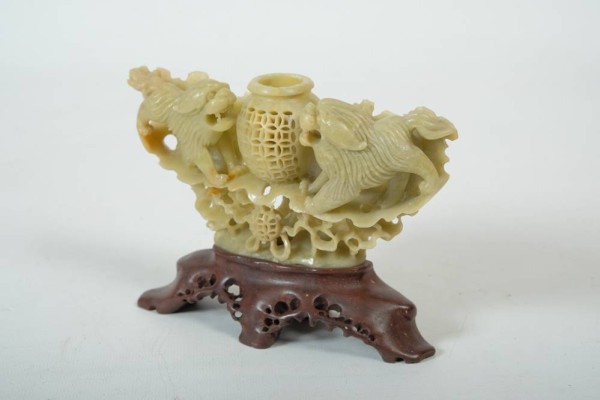 JADEFIGUREN: zwei Hunde und Vase, 15x11x4cm