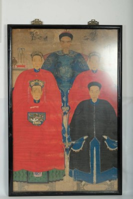 HÖFISCHES AHNENPORTRAIT, Tusche und Farben auf Papier, frühes 20. Jh., China, ranghoher Beamter mit drei Ehefrauen, sitzend, in Wintergewänder gekleidet, im linken und rechten oberen Bildbereich Ahnentafeln mit Angabe der Lebensdaten, tuschegezeichnete chinesische Schriftzeichen, Ehemann und seine Ehefrauen befinden sich im Herbst ihres Lebens, die gealterten Gesichter sind unglaublich fein und detailreich ausgearbeitet, jedes Gesicht individuell abgebildet, schwarzer Lackrahmen mit metallene