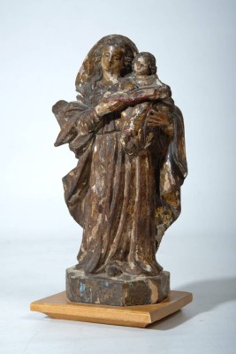 MADONNA mit Kind und Gesangsbuch, Birkenholz, frühes 18 Jh., polychrom gefasst/bemalt, stellenweise Farbabplatzungen, Madonnengesicht restauriert/geklebt, aufgesetzt auf deutlich neuerem Holz-Sockel, H 23cm