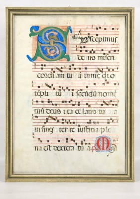 UNBEKANNT, Graduale-Seite, mittelalterliche liturgische Handschrift, Bologna um 1300, Pergament, lateinischer Text und Notation des gregorianischen Gesanges in quadratischen Neumen, mehrere Schmuckinitialen in Miniaturmalerei, 51x36,5cm, im Rahmen