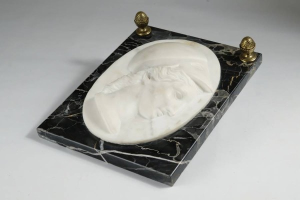 MARMORRELIEF Minerva-Kopf, oval, weißer Marmor auf schwarzer, grau geäderter Steinplatte, Italien um 1900, Maße Relief 23x16cm, Höhe ca. 3,5cm, Steinplatte, 26x20,5cm