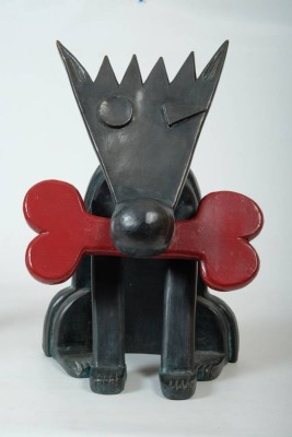 BASCHE Philipp, Kupferskulptur, teilweise bemalt, sitzender Hund mit rotem Knochen im Mund, hergestellt im Atelier YAC, signiert mit 