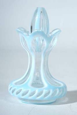 BIEDERMEIER PARFUMFLAKON, durchsichtiges Glas, weiß und hellblau überfangen und geschliffen, sechsseitig facettiert, um 1840/50, Höhe 10cm