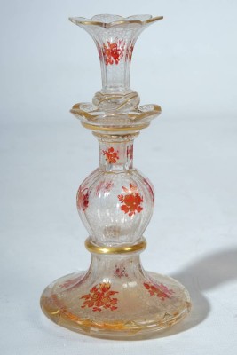 BIEDERMEIER FLAKON, durchsichtiges Glas,  geschliffen, zwölfseitig facettiert, geätztes Bläschenmuster über die ganze Oberfläche, Bemalung in Rot und Gold, um 1840/50, Höhe 18cm