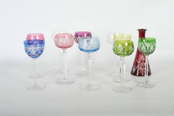 10 Römer (Weingläser) und 1 Vase, Kristallglas geschliffen, verschiedene Farben und Formen; bester Zustand