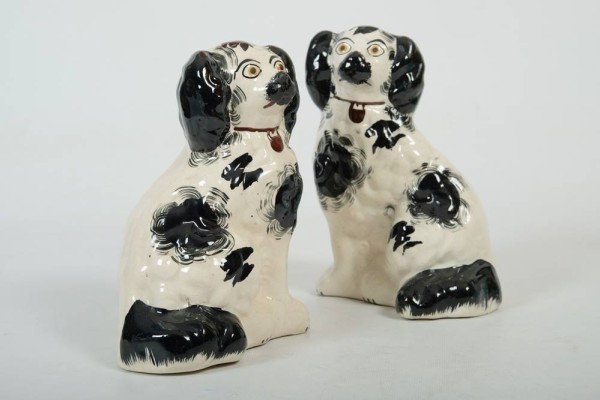 PUFFHUNDE aus weißer Keramik, schwarz bemalt, H 19,5cm