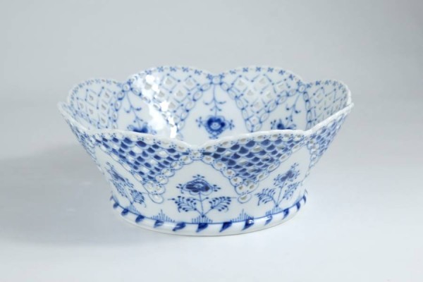 ROYAL COPENHAGEN, Durchbruchschale, Blue fluted full lace (Vollspitze gerippt blau), Design Arnold Krog, Durchmesser 23cm, Höhe 9cm, 1985-1991