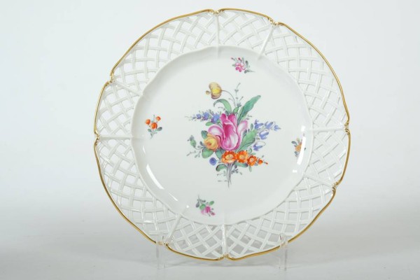 NYMPHENBURG Gebäckteller, durchbrochene Tellerfahne, Goldstaffage, handbemalt, Blumenbouquet im Spiegel, D 26cm