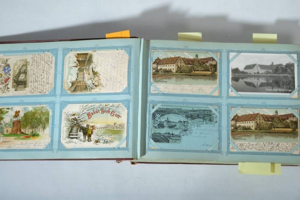 POSTKARTENALBUM Schwerpunkt Süddeutschland, Konstanz, Meersburg, Überlingen, München, Karlsruhe, Stuttgart, Weinfelden/Schweiz, 19./20. Jh., viele um die Jahrhundertwende, u.a. Künstlergraphik/Farblithographie von G. GAGG, mehr als 300 Exemplare