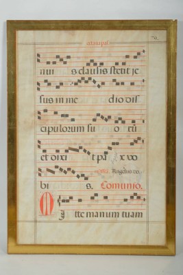 PERGAMENTSEITE, Mittelalterliche Liturgische Handschrift, um 1300, Pergament, beidseitig lateinischer Text und Notation des gregorianischen Gesanges in quadratischen Neumen, zwei Schmuckinitialen in Miniaturmalerei. Mittig geflickt (3,5cm lange Naht), 63x44cm