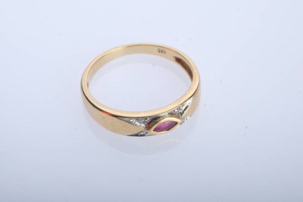 RING besetzt mit kleinem Granat, um 0,03ct, umgeben von Brillantsplittern, Gelbgold 585, Gr. 50, 1,95g