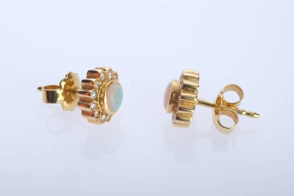 PAAR OHRSTECKER mittig besetzt mit strahlendem Opal, um 0,25ct, flankiert von jeweils zwölf Brillanten, D 9mm, Gelbgold 750, 2,27g