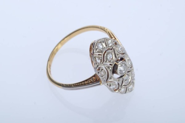 SCHIFFCHEN-RING antik, aus der Zeit des Art Déco, ovale Form, mittig Brillant, durchbrochenes Design besetzt mit mehreren weiteren kleinen Brillanten, Gelbgold 585 (punziert), Gr. 49, 2,28g, sehr guter Zustand