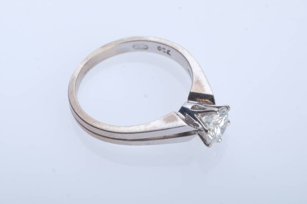 SOLITÄR-BRILLANT-RING besetzt mit Brillant, um 0,8ct, lupenrein, in Krappen gefasst, Weißgold 750 (punziert), Gr. 51, 3,4g