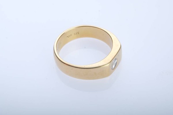 RING breit gefasst, besetzt mit Brillant, um 0,5ct, mit schöner Brillanz, Gelbgold 585, Gr. 62, 9,52g