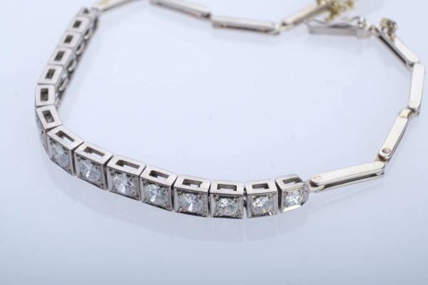 BRILLANT-ARMBAND mit 15 Brillanten nebeneinander gefasst, variieren leicht in der Größe, um 0,10ct bis 0,25ct, gesamt mind. 1,5ct, sehr gute Brillanz, schöne Lichtreflexion, 585 Weißgold, mit Sicherheitsband und Steckverschluss, D max. 8cm, 8,61g