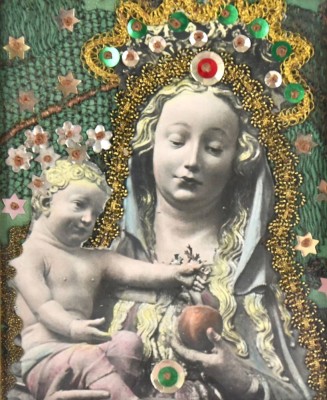 KLOSTERARBEIT collagierte Darstellung von Maria Mutter Gottes mit dem Jesuskind auf ihrem rechten Arm sowie einem Apfel in ihrer linken, in goldfarbenem Prunkrahmen, Maße XX