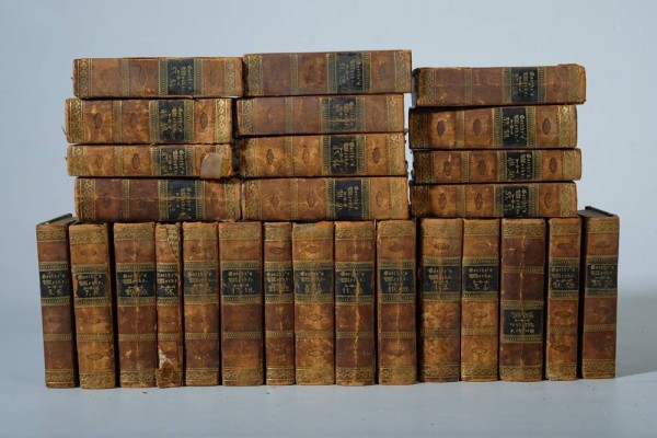 GOETHE Erstausgaben, Bände 1-55, Ausnahme von Bänden 13, 14, 41 und 42, band 1 und 2 doppelt, in braunem Leder gebunden, einige Altersspuren, Leder löst sich teilweise