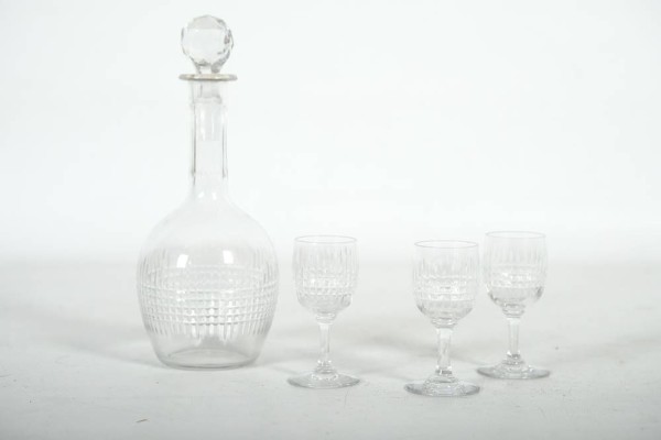 GLASKARAFFE mit Stopfen, geschliffen, mit drei kleinen Gläschen, Höhe Karaffe: 21cm, Höhe Gläser: 8,5cm