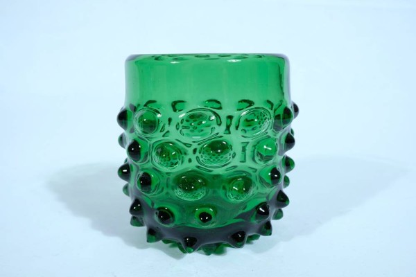 MID CENTURY Vase, dunkelgrün, mundgeblasen. Mit vielen Noppen verziertes dickwandiges Glas. H 10 cm, D 8 cm.