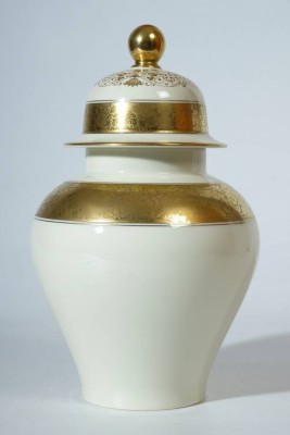 ROSENTHAL Deckelvase in Balusterform 1920er Jahre mit Goldbrokat; crémeweiß; Deckel mit Weinlaubmuster; keine Bestoßungen, keine Risse; Knauf minimal abgegriffen; Höhe mit Deckel 32cm