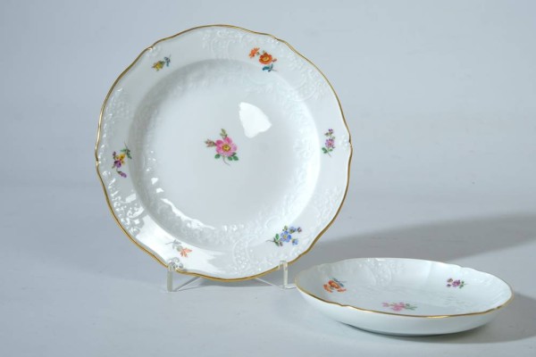 MEISSEN Schwertermarke Reliefdekor handbemalt;  Untertasse 13,5cm handbemalt aus der Zeit 1924-33, Tellerchen 18cm handbemalt neuzeitlich, beide im perfekten Zustand;