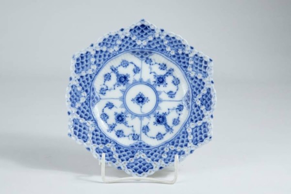 ROYAL COPENHAGEN, Durchbruchteller Blue fluted full lace (Vollspitze gerippt blau), Design Arnold Krog, Durchmesser 18cm