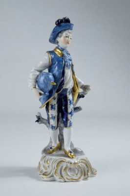 PORZELLANFIGUR, Mann in Tracht mit Federhut, auf geschwungenem Sockel mit Baumwurzel, H 20 cm, Volkstedt Thürigen, unterseitig eingeritzt 