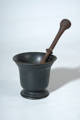 ANTIKER MÖRSER aus Eisenguss, Leicht am Rand beschädigter Mörser mit Stößel, schwarze Patina, Höhe: 10cm, Stößel Länge: 21cm, massiv: 1781g