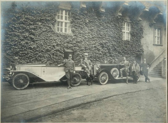 FOTOGRAFIE Wilhelm v. Preußen & Begleiter nach Rückkehr nach Deutschland, 1923, 22x16 cm, Bildträger 31x22 cm, R: 39x30 cm