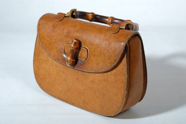 GUCCI BAMBOO-BAG, 1950er Jahre, braunes Leder, Tragegriff und Verschluss aus Bambus, vergoldete Monturen, ein Hauptfach mit kleinem Reißverschlussfach sowie kleines Fach mit Druckknopf, bezeichnet: 