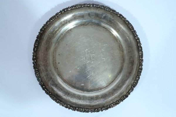 TELLER, 875er Silber, 389g. Vorderseitig monogrammiert. D 26 cm.