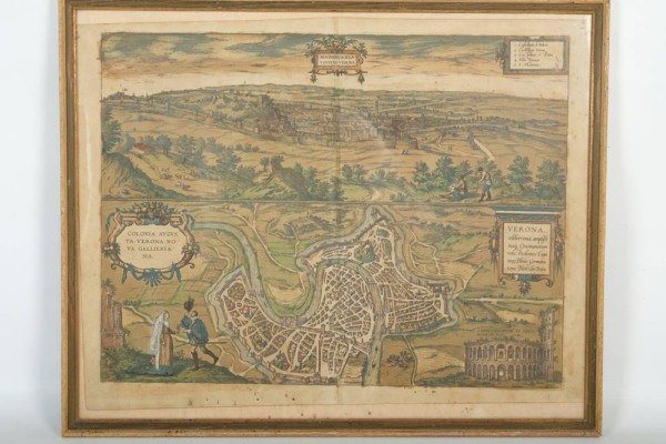 VERONA, Ansicht und Plan der Stadt Verona und ihrer Umgebung, im Bild mehrere Kartuschen mit Erklärungen, altkolorierter Kupferstich von Franz Hogenberg aus: Urbium praecipuarum totius mundi liber tertius, hrsg. von Georg Braun und Franz Hogenberg, Köln 1616, 35,8x47cm, R, Zustand: wasserfleckig und gebräunt, Vertikalfalte