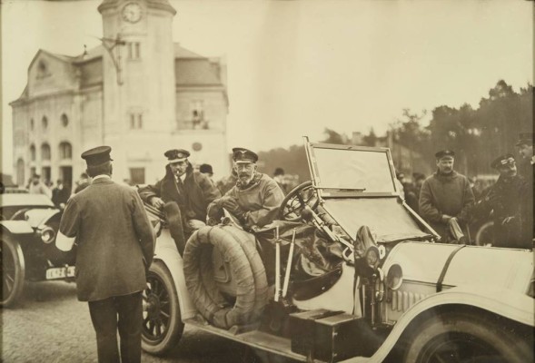 FOTOGRAFIE Heinrich v. Preußen im Auto, wohl 1913, 56x38 cm, R: 64x47 cm