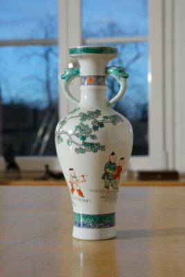 Bauchvase, chinesisch. Mit Familienszene bemalt. Erworben auf Weltausstellung 1982, Kassenzettel für Vase beiliegend. 25 cm hoch.