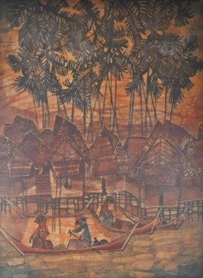 Batikkünstler Häuser am Fluss, 20. Jh. Indonesien, Batik auf Stoff. Indonesische Häuser auf hohen Pfählen unter Palmen, am Rande des Flusses, auf welchem Lebensmittel in Schiffen transportiert werden, farbiges Batikwerk in Brauntönen auf Stoff.