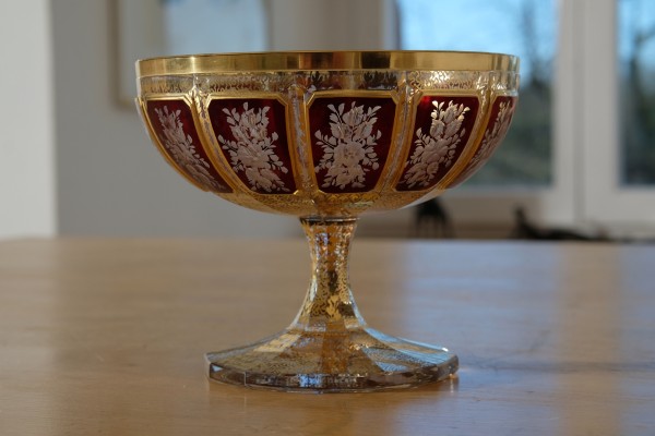 Fussschale, wohl Josephinenhütte, Mattschliff-Dekor, Blumen-Dekor, in Rot und Gold gefasst. Fuß und Stiel zwölfkantig facettiert, Durchmesser: 15 cm, Höhe: 12 cm