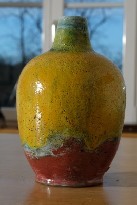 Keramik-Vase mehrfarbig, bauchförmig, Höhe: 23 cm.