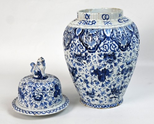 Deckelvase aus Delft, um 1710/20. Blaumalerei mit stilisierten Blüten, Früchten und Vögeln.