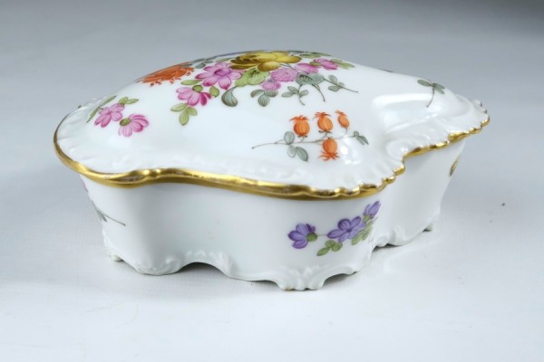 Meissen Deckeldose, polychrom bemalt mit Blumen, blaue Schwertermarke auf Unterseite