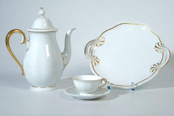 Rosenthal-Kaffeeservice mit Perlrand, 1920er Jahre. Goldapplikationen; 6 Tellerchen 15cm; Kredenzteller 30cm; 6 Untertassen; 6 Obertassen; Kaffeekanne für 6 Personen; sehr guter Zustand, keine Gebrauchsspuren.