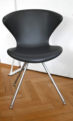 Design-Stuhl, Tonon Concept 902 mit Metallfüßen, geschwungene Form, Design Martin Ballendat (1958 Bochum), 55 x 58 x 83 cm, Farbe: Schwarz, sehr bequem, sehr guter Zustand