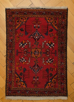 Vintage-Teppich im Stil eines kaukasischen Schirwans, um 1980.