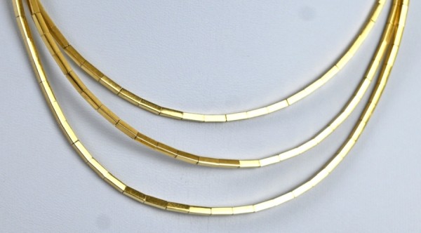 Collier aus drei Goldbögen, polierte Rechteckglieder, Verschluss mit Sicherheitsklappe, Gelbgold 750, punziert, 57,5g, Länge 40 cm