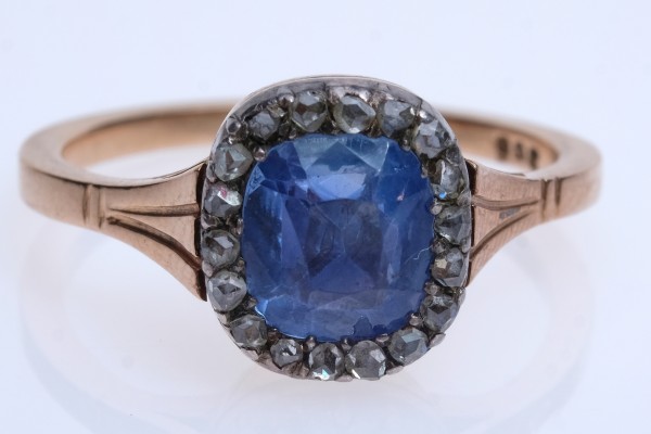 Roségoldener Ring mit blauem Edelstein, flankiert von 17 Brillanten in Fassungen, 17 von 18 Brillanten sind vorhanden, je 0.03ct, Gr. 52, 3,27g, Roségold 585