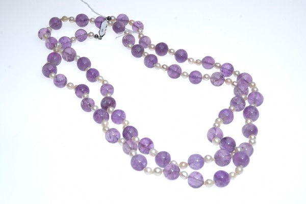 Lange Amethyst-Kette, Steine und Perlen im Wechsel, Verschluss 333 Weißgold, Länge 106cm