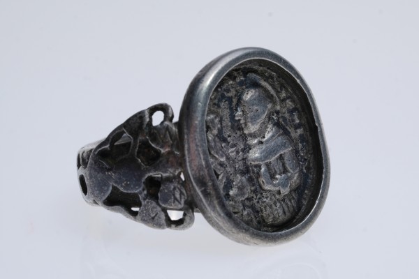 Ring mit Heiligenfigur, evtl. Hl. Christopherus, seitlich vegetabil gestaltet, Gr. 61, Silber 12 Lot, 11g