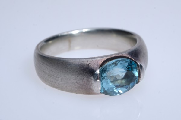 Ring besetzt mit großem Aquamarin (8x10mm), oval geschliffen, schöne Brillanz, Fassung Silber 925, punziert, Goldschmiedestempel, Größe 63, 10,90g