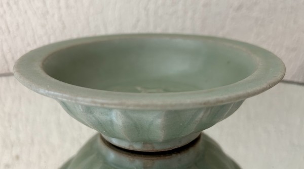 Celadon, Schale der Glückseligkeit, grünliche Schale mit Auswuchtungen in Form von Fischen am Boden.